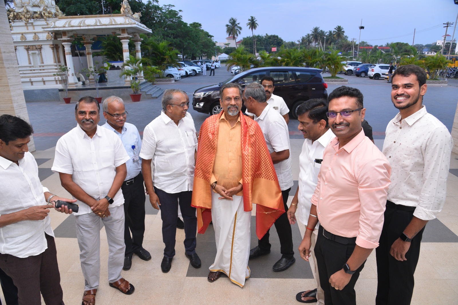 Recruiter Wings Zoho Sridhar Vembu meeting - Founders Karthikeyan and Kavin discussing business insights with Zoho founder