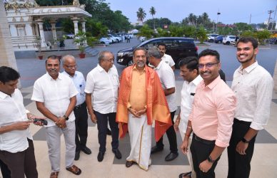 Recruiter Wings Zoho Sridhar Vembu meeting - Founders Karthikeyan and Kavin discussing business insights with Zoho founder